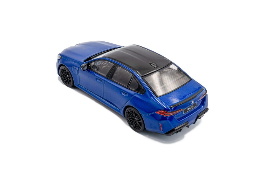 s4317551-bmw-m5-sedan-marina-bay-blue-2024-07.jpg